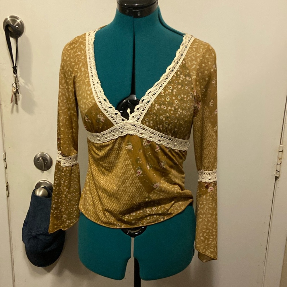 Crochet accents Top flare sleeves v-neck stretchy gold & light tan floral Med